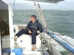 Fleur de Paradis à la Mer vu du cockpit avec barreur confortablement installé