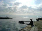 vue de la sortie du port calme, Isabelle assise sur le ponton